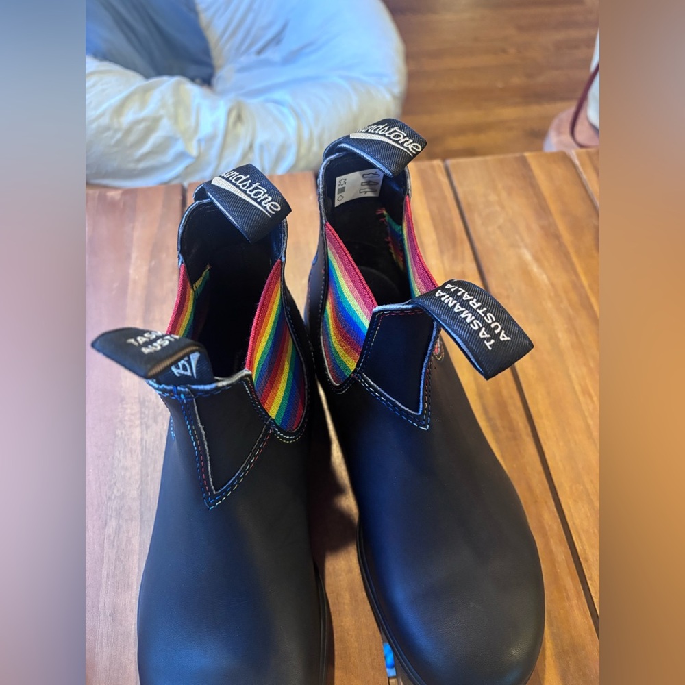 NWOT Blundstone Black Boots with Rainbow Elastic women’s size 8.5 - Picture 3 of 8